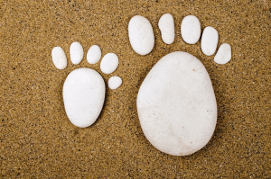 Füße aus in den Sand gelegten Steinen