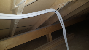 Wärmepumpe-Rohr im Dach